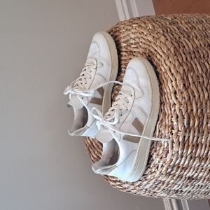 Veja Womens V-10 White/Gold V Tennis Sneakers Size 7/EU 38